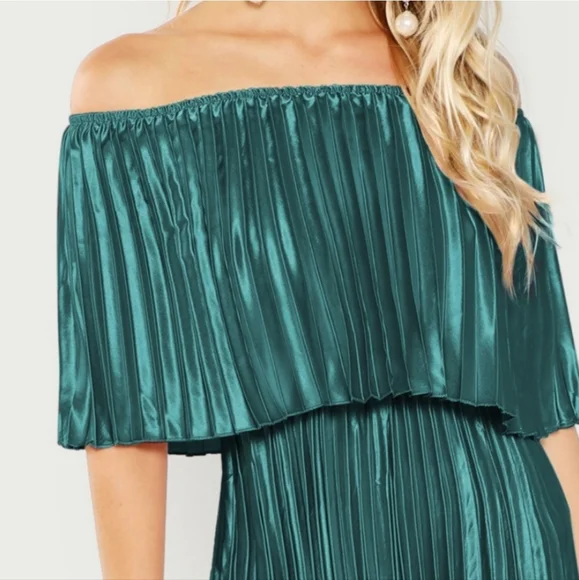 ๐๐Green Pleated Off Shoulder Dress ๐ ๐ - Picture 1 of 4
